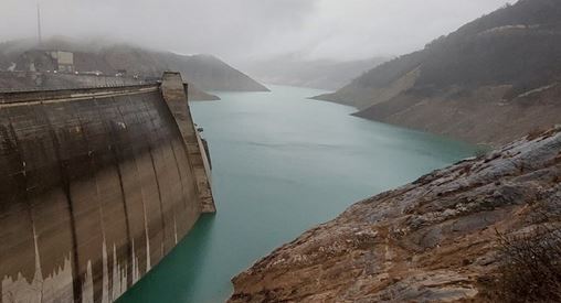 مدیر دفتر بهره برداری از تاسیسات آبی و برقابی تهران، با اشاره به کاهش ۲۰ درصدی آب ورودی به سدها گفت: مخازن سدهای پنجگانه تهران با کسری ۸۶ میلیون مترمکعبی نسبت به سال گذشته روبه رو شدهاند.