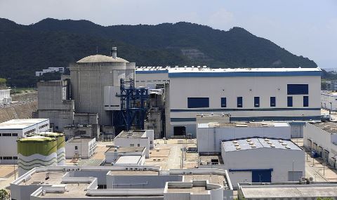توریم دارای چندین مزیت نسبت به سوخت هسته ای معمولی، اورانیوم-235 است، توریم (thorium) می تواند مواد شکافت پذیر بیشتری (اورانیوم 233) نسبت به مصرفش تولید کند در حالی که سوخت راکتورهای خنک شده با آب یا نمک مذاب را تامین می کند. طبق برآوردها، پوسته بالایی زمین به طور متوسط حاوی 10.5 قسمت در میلیون (ppm) توریم است، در حالی که اورانیوم حدود 3 ppm است.