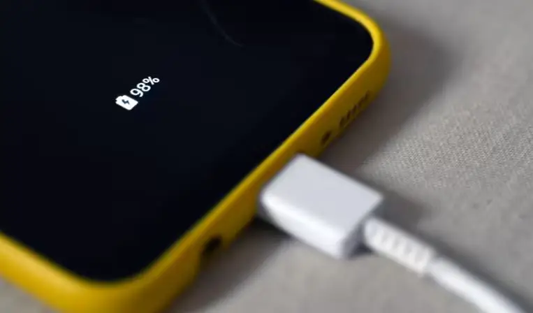 آزمایشی که در سال 2016 توسط Wirecutter در دستگاههای iOS و Android انجام شد، نشان داد که مرور رسانهها در حالت هواپیما باعث میشود باتریهای گوشی در عرض چهار ساعت تنها چند درصد کاهش پیدا کنند و در مقابل، باتریها در مدت زمان مشابه با فعال بودن عملکردهای بیسیم تا 10 درصد کاهش یافتند.