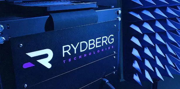 Rydberg Technologies از آزمایش موفقیت آمیز اولین ارتباطات رادیویی دوربرد جهان با یک حسگر کوانتومی اتمی خبر داد، این دستگاه گیرنده اتمی با وزن و توان (SWaP) با اندازه پایین نامیده می شود.