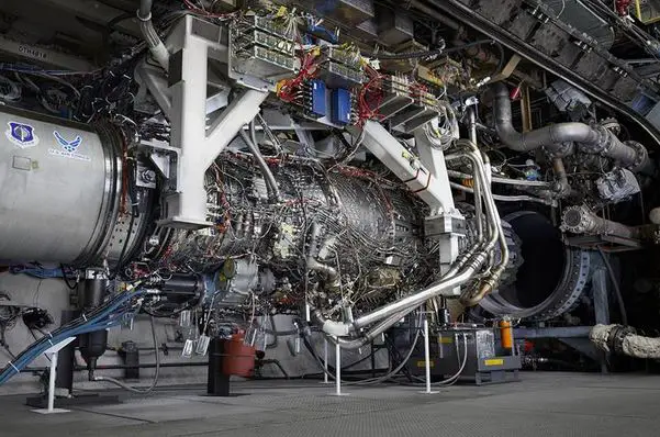 چشم انداز GE Aerospace برای یک وسیله نقلیه مافوق صوت با خدمه و قابل استفاده مجدد مستلزم ادغام یک نیروگاه توربین جت پرقدرت با یک موتور اسکرم جت دو حالته است، تصویر فوق موتور چرخه تطبیقی XA100 آن است که برای جنگنده رادارگریز F-35 طراحی شده است.