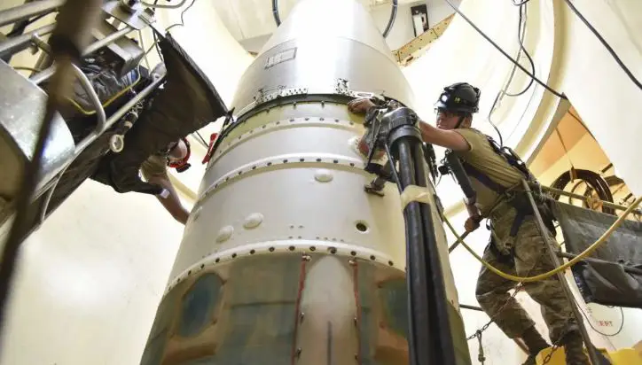 پرتاب موشک بالستیک قاره پیما Minuteman III، هدف از این آزمایش نشان دادن قابلیتهای بازدارندگی هستهای ایالات متحده بود که برای جلوگیری از تهدیدات قرن بیست و یکم و اطمینان بخشی به متحدان طراحی شده بود. (سرویس توزیع اطلاعات بصری وزارت دفاع)
