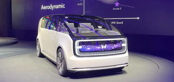 نمونه اولیه سدان Afeela برای اولین بار در CES سال 2023 به نمایش درآمد و در نمایشگاه امسال هوندا و سونی یک نسخه به روز شده با طراحی پیشرفته تر ارائه کردند.