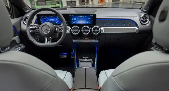 مدلهای رده بالا بر روی رینگهای 20 اینچی AMG مشکی براق سوار میشوند و دارای نمایشگر هد آپ، سانروف شیشهای پانوراما، سیستم صوتی Burmester با 12 بلندگو، کنترل حرکتی و عملکرد حافظه برای صندلیهای جلو با قابلیت تنظیم الکتریکی هستند.