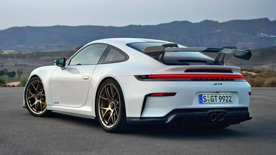 یک GT3 RS جدید هنوز اندکی باقی مانده است، اما احتمالاً در اواخر سال آینده یا اوایل سال 2026 معرفی می شود.