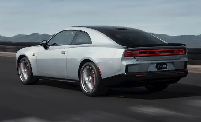 Stellantis در حال ترکیب باتری های حالت جامد Factorial در ناوگان آزمایشی خودروهای Dodge Charger Daytona است، این خودروها از فناوری باتری حالت جامد با تراکم انرژی بیش از 390 وات ساعت بر کیلوگرم استفاده خواهند کرد.