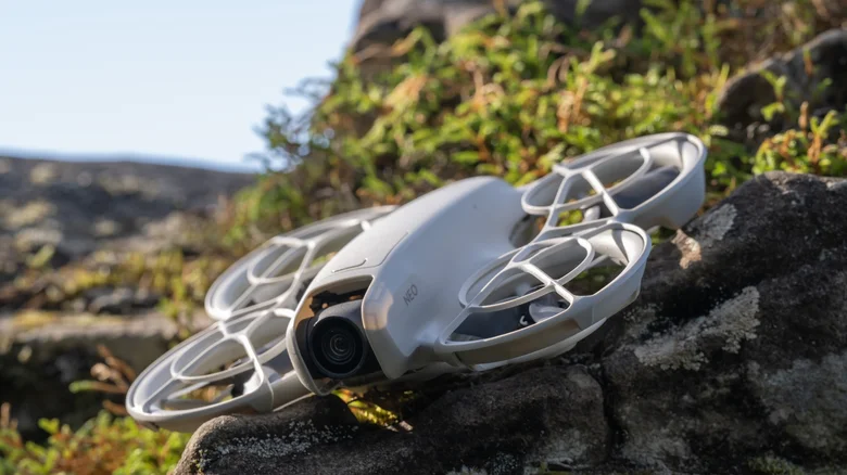 DJI Neo بهعنوان شخصی که به طور مرتب از پهپادهای بزرگتر و شیکتر استفاده میکند، چیزی است که به دلیل قابلیت حمل و راحتی در جریان کار من قرار میگیرد، وقت من را تلف نمی کند... برای تازه کارها، این اولین پهپاد عالی با منحنی یادگیری ملایم و پتانسیل افزایش مهارت های شما در طول زمان است، در حالی که خطر را به حداقل می رساند.