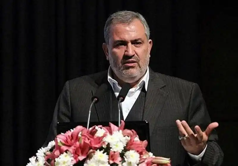 وی با بیان اینکه تاکنون برای80 هزار مگاوات ظرفیت تولید برق تجدیدپذیر در کشور متقاضی وجود دارد، افزود: وزارت نیرو بهصورت جدی در حال پیگیری انعقاد قرارداد و تفاهمنامه برای احداث نیروگاههای خورشیدی است و متقاضیانی که فعالیت خود را آغاز نکردهاند، در کوتاهترین زمان جایگزین خواهند شد تا روند توسعه بدون توقف ادامه یابد.