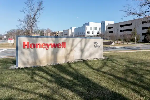 هانیوِل (Honeywell) فناوری نوینی با نام فرآیند ارتقای سوخت زیستی (Biocrude Upgrading Process Technology) توسعه داده است که میتواند پسماندهای کشاورزی و جنگلداری را به سوختهای تجدیدپذیر آماده مصرف برای صنایع هوانوردی و حملونقل دریایی تبدیل کند.