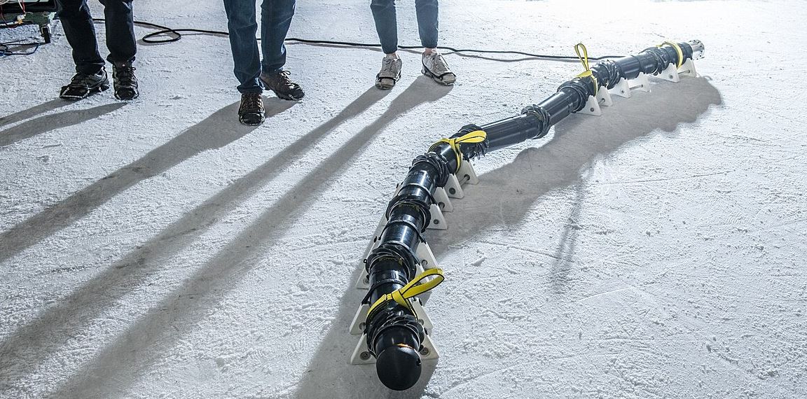 ربات مارماهی که بدون زحمت در زیر آب حرکت می کند
